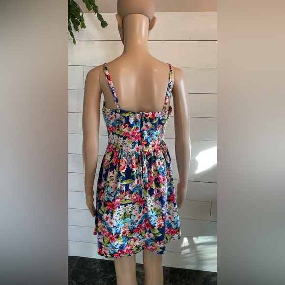 Women’s B.SMART floral dress with back zip up and adjustable straps. - Picture 6 of 7